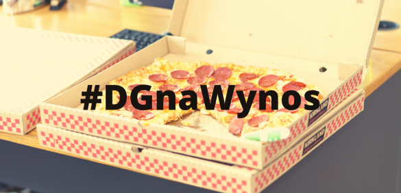 Pizza z napisem "#DGnaWynos"