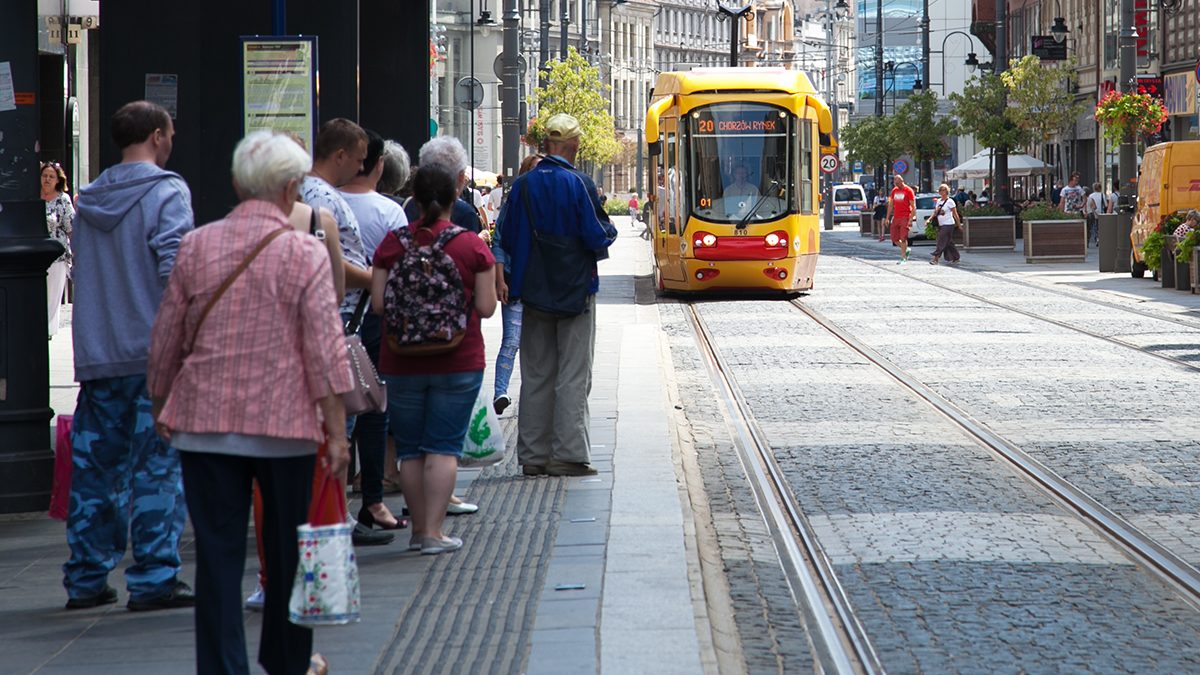 Ludzie oczekujący na tramwaj na przystanku