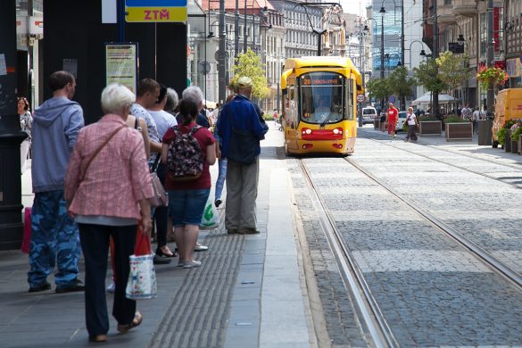 Ludzie oczekujący na tramwaj na przystanku