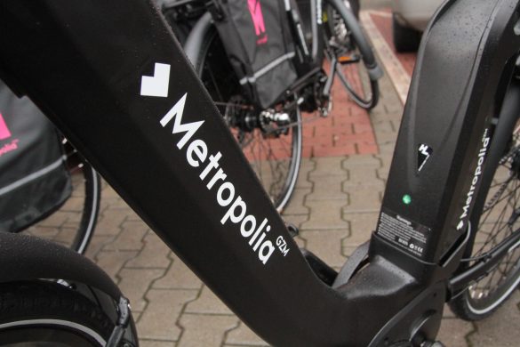 Rama roweru elektrycznego z napisem "Metropolia GZM"