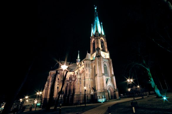 Katedra w Gliwicach - zdjęcie wieczorne, świątynia oświetlona