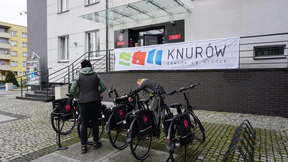 Przekazanie rowerów przed budynkiem urzędu miasta w Knurowie