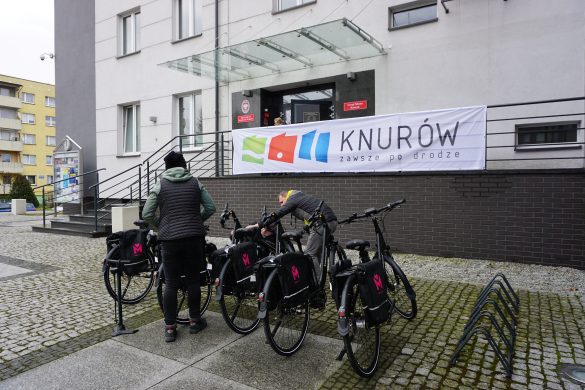 Przekazanie rowerów przed budynkiem urzędu miasta w Knurowie