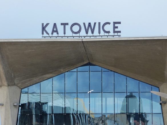 Dworzec z napisem "Katowice"
