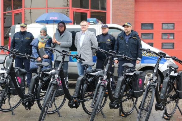 Przedstawiciele piekarskiego magistratu i Górnośląsko-Zagłębiowskiej Metropolii spotkali się na przekazaniu rowerów elektrycznych.