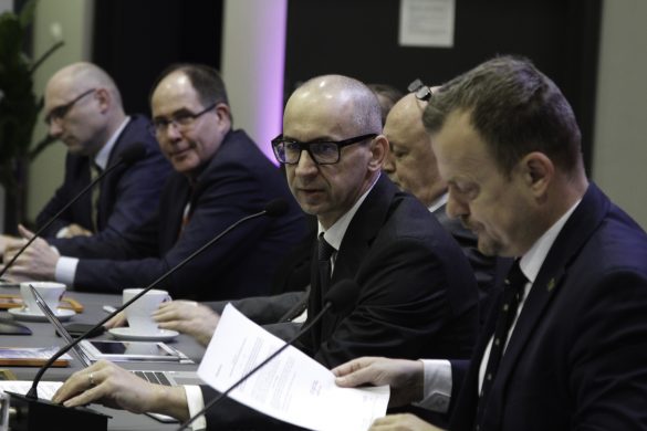 Kazimierz Karolczak, przewodniczący zarządu GZM zabiera głos do mikrofonu podczas sesji Zgromadzenia w Gliwicach. Na pierwszym planie również Arkadiusz Chęciński, prezydent Sosnowca, pochyla się nad dokumentami.