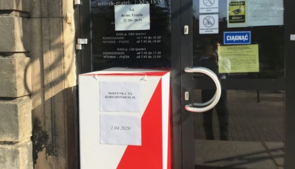 Skrzynka przed wejściem do urzędu