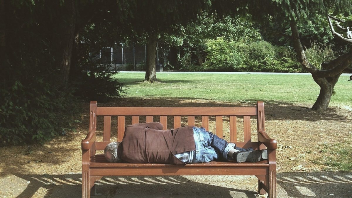 bezdomny leżący na ławce