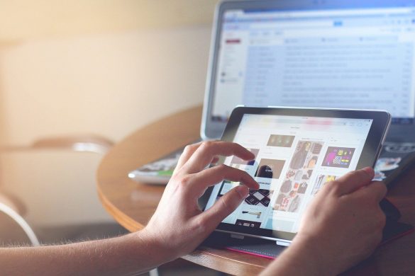 Osoba korzystająca z tableta i komputera