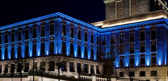 Pałac Kultury Zagłębia podświetlony na niebiesko