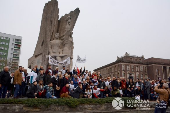 Pomnik i osoby protestujące przeciw jego usunięciu