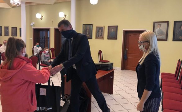 przekazanie laptopów przez władze miasta