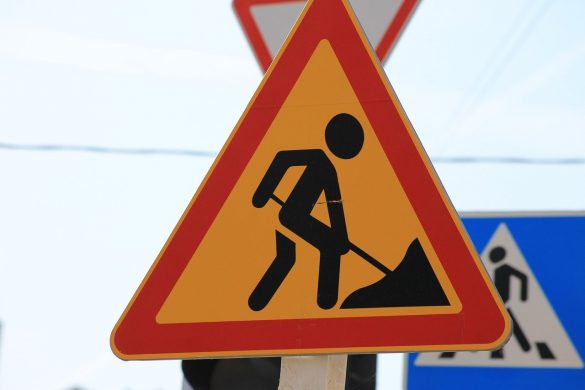 znak drogowy oznaczający roboty drogowe
