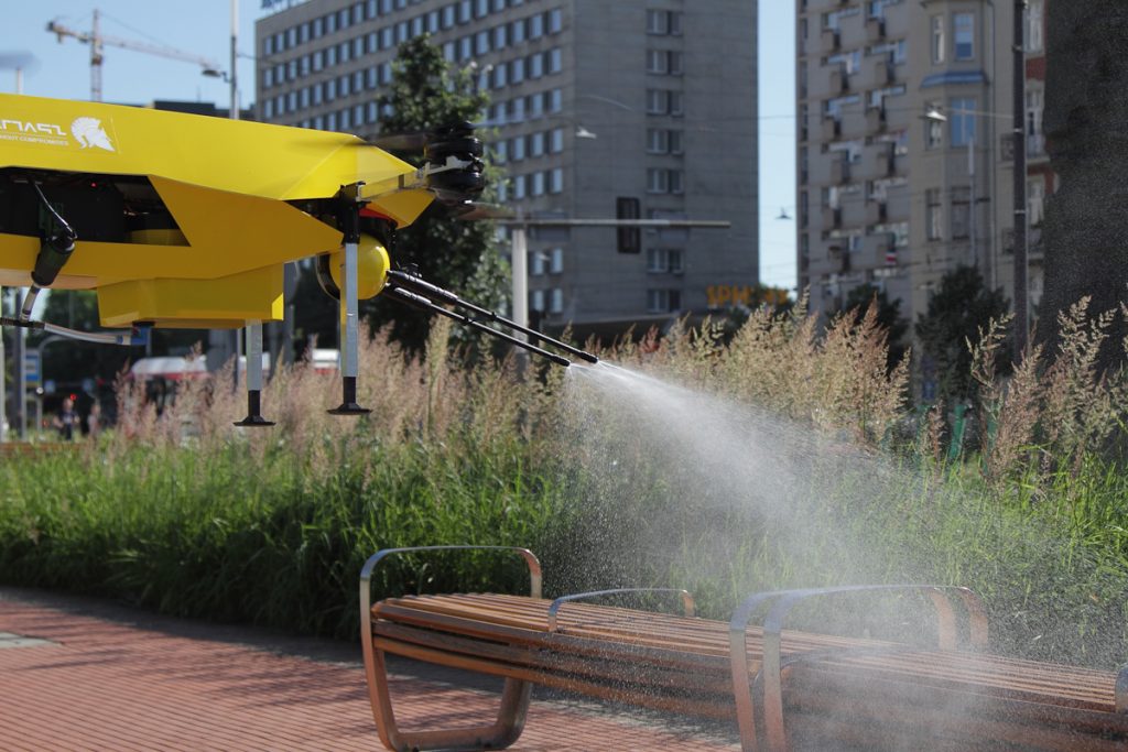 dron rozpylający środek dezynfekujący