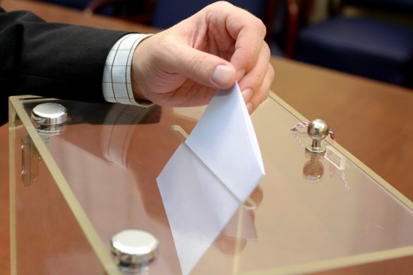 wrzucanie karty do urny wyborczej