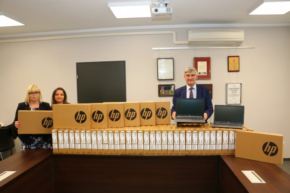 Na zdjęciu burmistrz Zbigniew Szaleniec, jego zastępca Beata Zawiła i naczelnik Wydziału Edukacji - Elżbieta Bazańska-Wolska