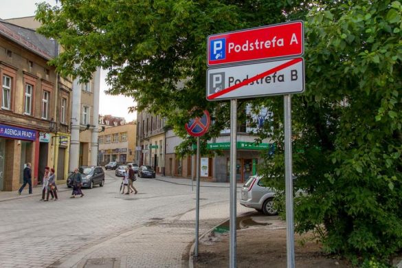 ulica z wytyczoną strefą parkowania