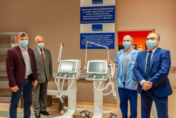 przedstawiciele miasta i szpitala z respiratorami