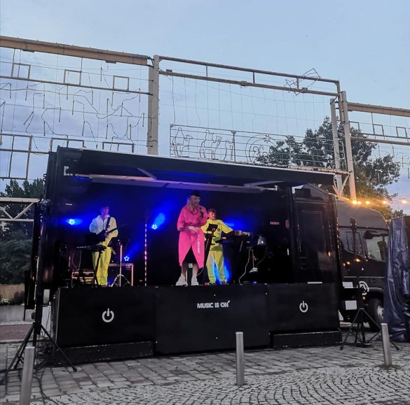 scena i koncert na rynku