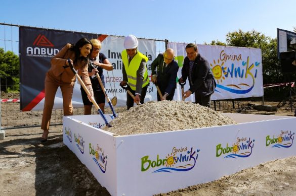 symboliczne wbicie łopat pod nową inwestycję