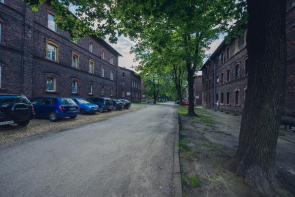 Fragment ulicy Jagiellońskiej przed remontem. Wzdłuż niej znajdują się kamienice oraz zaparkowane samochody.