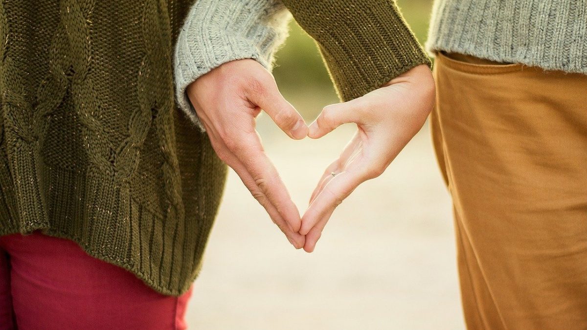 dłonie dwóch osób układające się w symbol serca