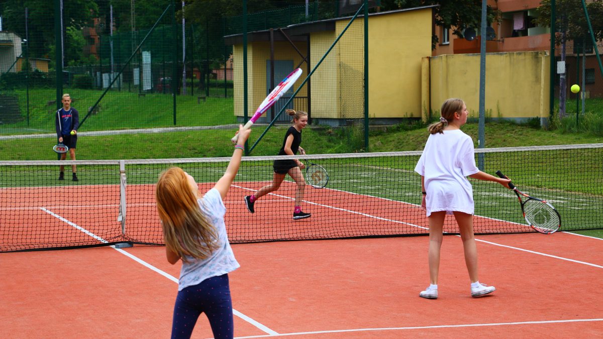 młodzież grająca w tenisa