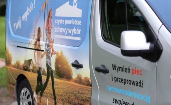samochód z napisem "czyste powietrze, zdrowy wybór"