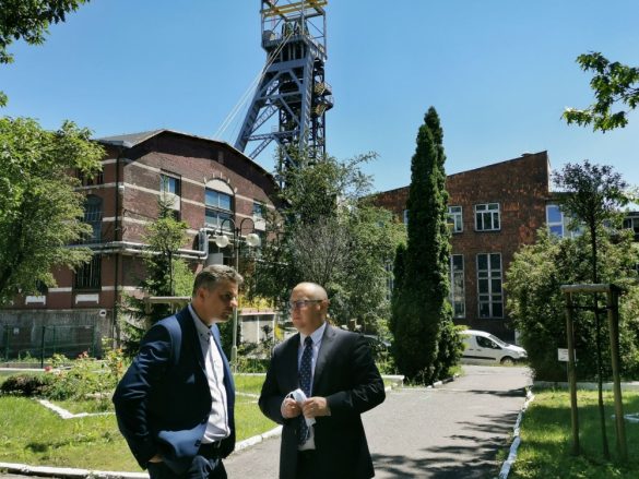 dwóch mężczyzn na tle szybu kopalnianego