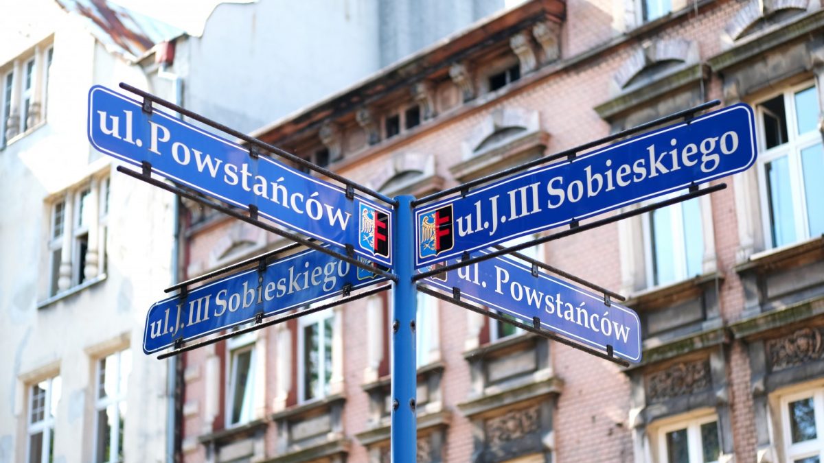znaki wskazujące nazwy chorzowskich ulic