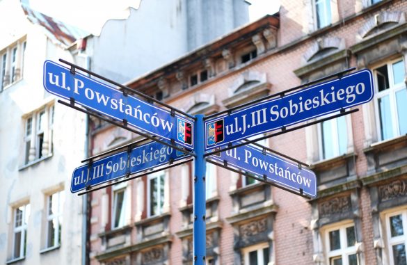 znaki wskazujące nazwy chorzowskich ulic