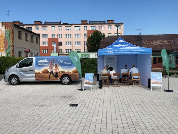 samochód i namiot - mobilne biuro czystego powietrza