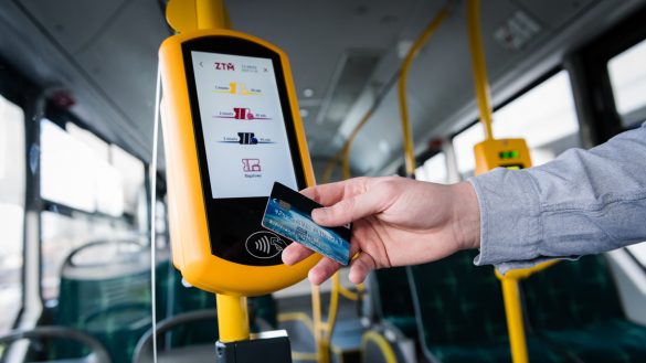Pasażer kupujący elektroniczny bilet w autobusie