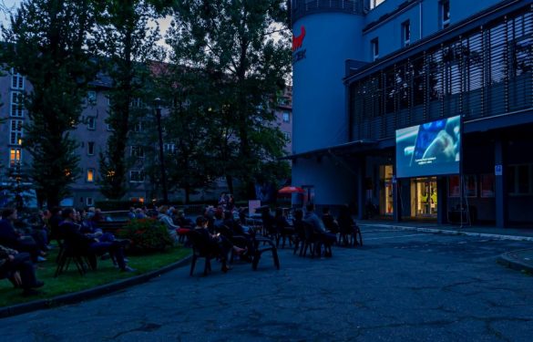 projekcja filmu w plenerze