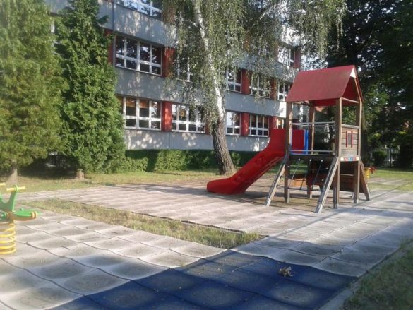Plac zabaw przed szkołą