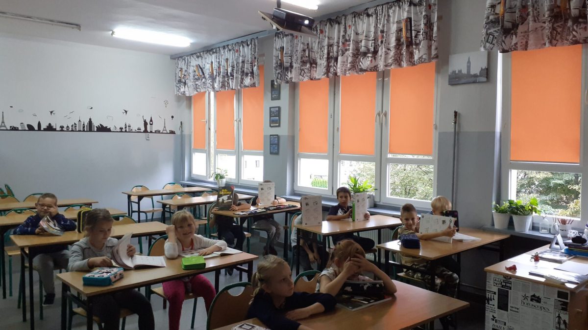 Dzieci w szkole podczas lekcji