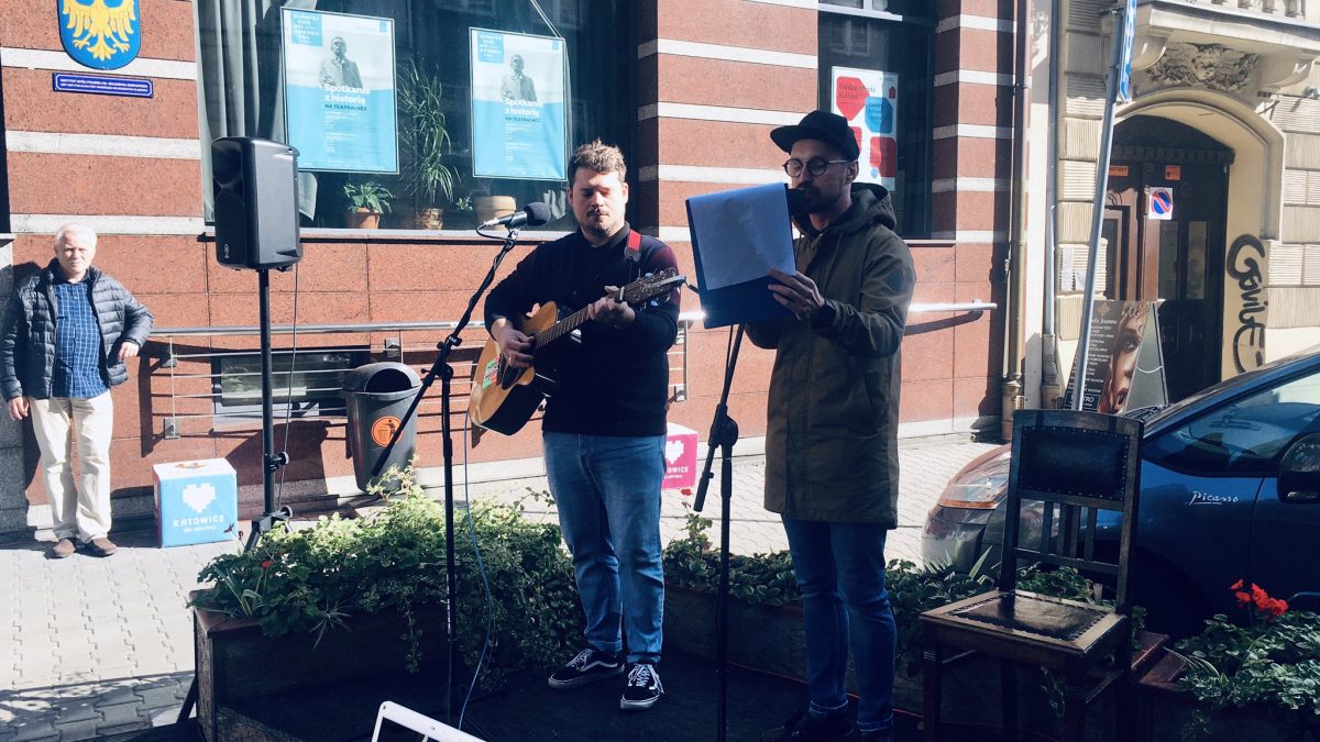 Autorzy piosenki promującej ETZT w Katowicach stoją na scenie podczas występu na ul. Teatralnej