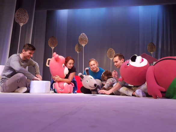Przedstawienie na deskach teatru