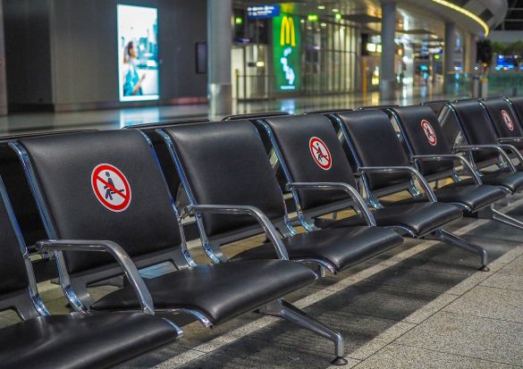 Krzesła na peronie - co drugie z naklejką "Nie siadać"