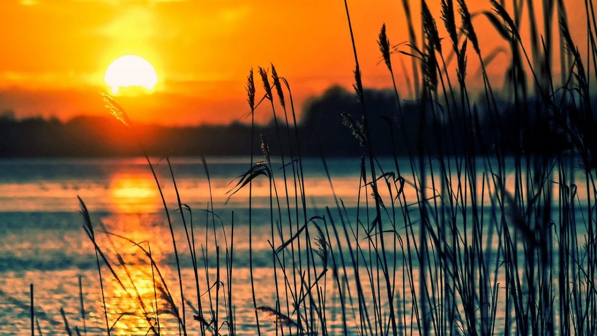 Zachód słońca nad jeziorem