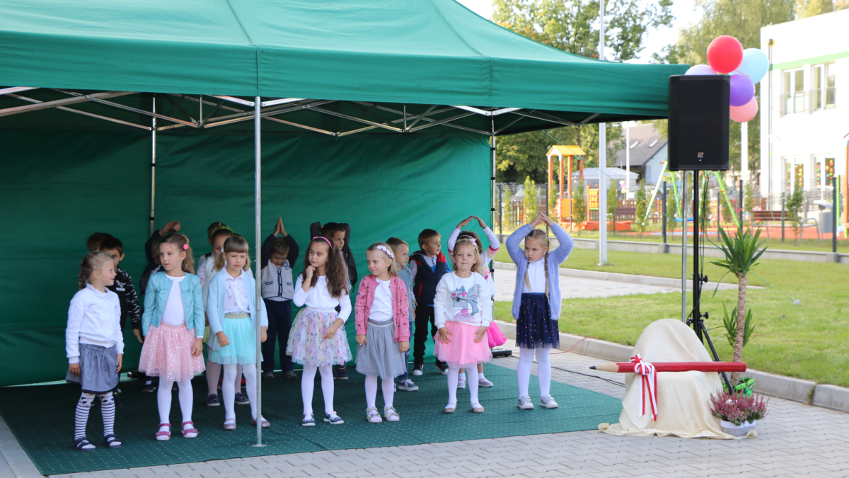Dzieci podczas występu na otwarcie przedszkola