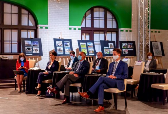 Uczestnicy Forum Burmistrzów