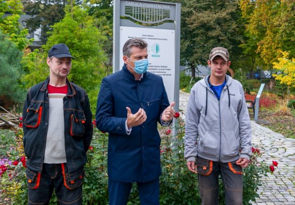 Prezydent miasta z dwoma pracownikami