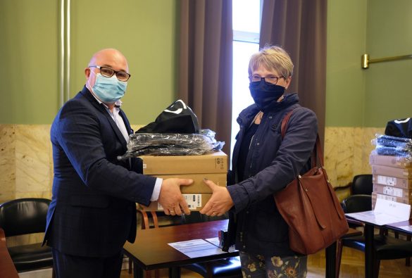 Prezydent przekazuje laptopy dyrektorce szkoły