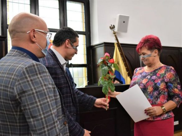 Nauczycielka odbierająca nagrodę od władz miasta