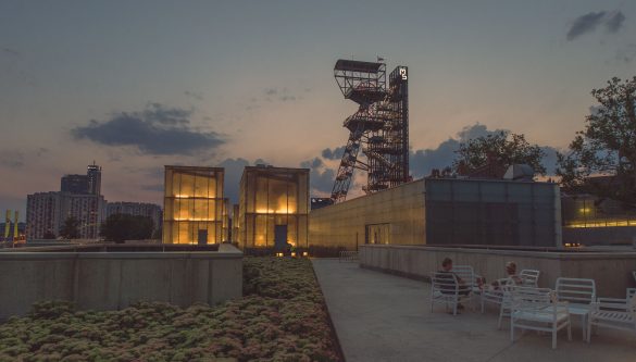 Widok na szyb górniczy nocą
