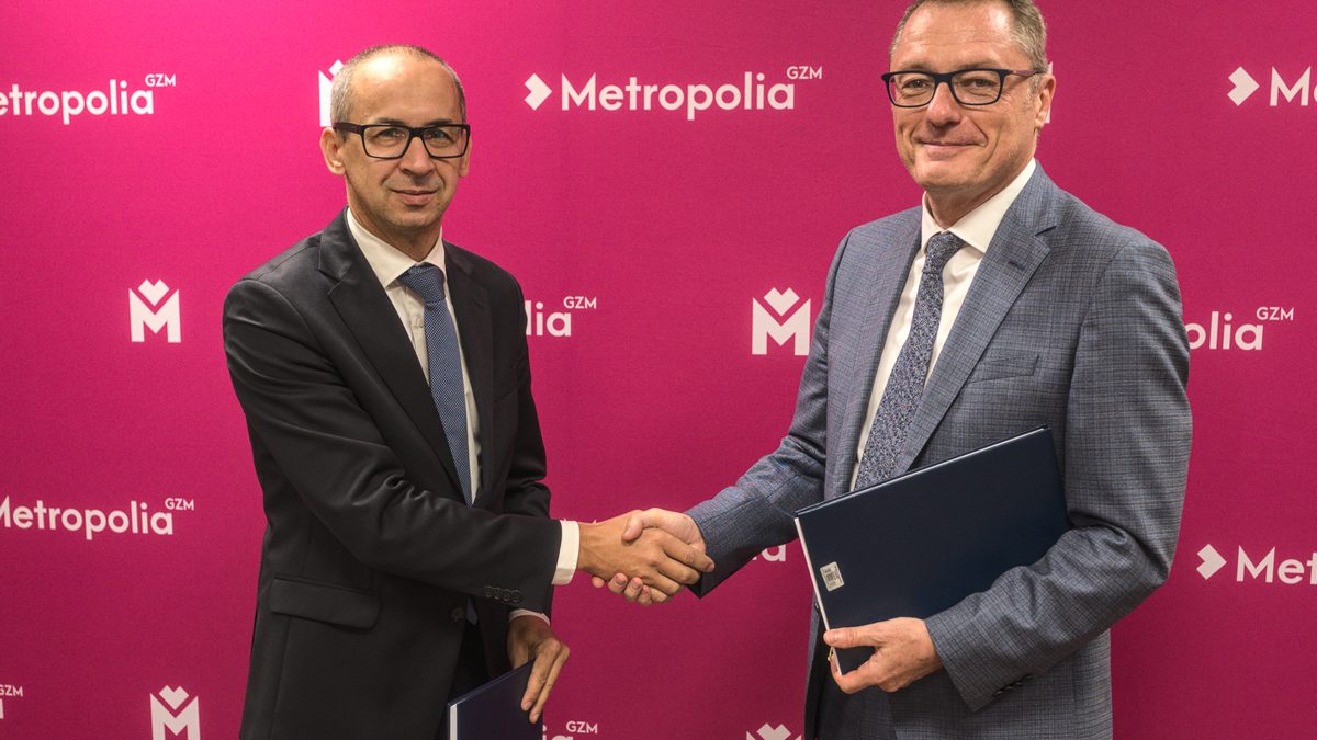 Przewodniczący GZM oraz prezes Veolia Polska po podpisaniu umowy