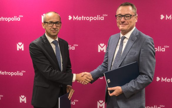 Przewodniczący GZM oraz prezes Veolia Polska po podpisaniu umowy