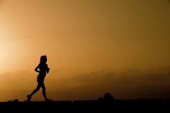Bieg kobiety o wschodzie słońca