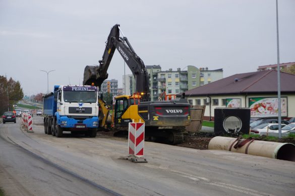 Ciężki sprzęt przy budowie kanalizacji